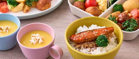 Un assortiment de plats comprenant des plats à base de riz, des soupes et des légumes.