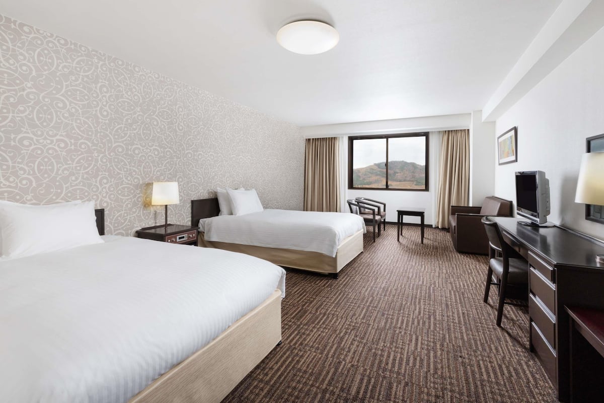 Privilege Room with 2 single beds and 1 extra bed