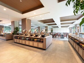 朝食、ディナーに営業