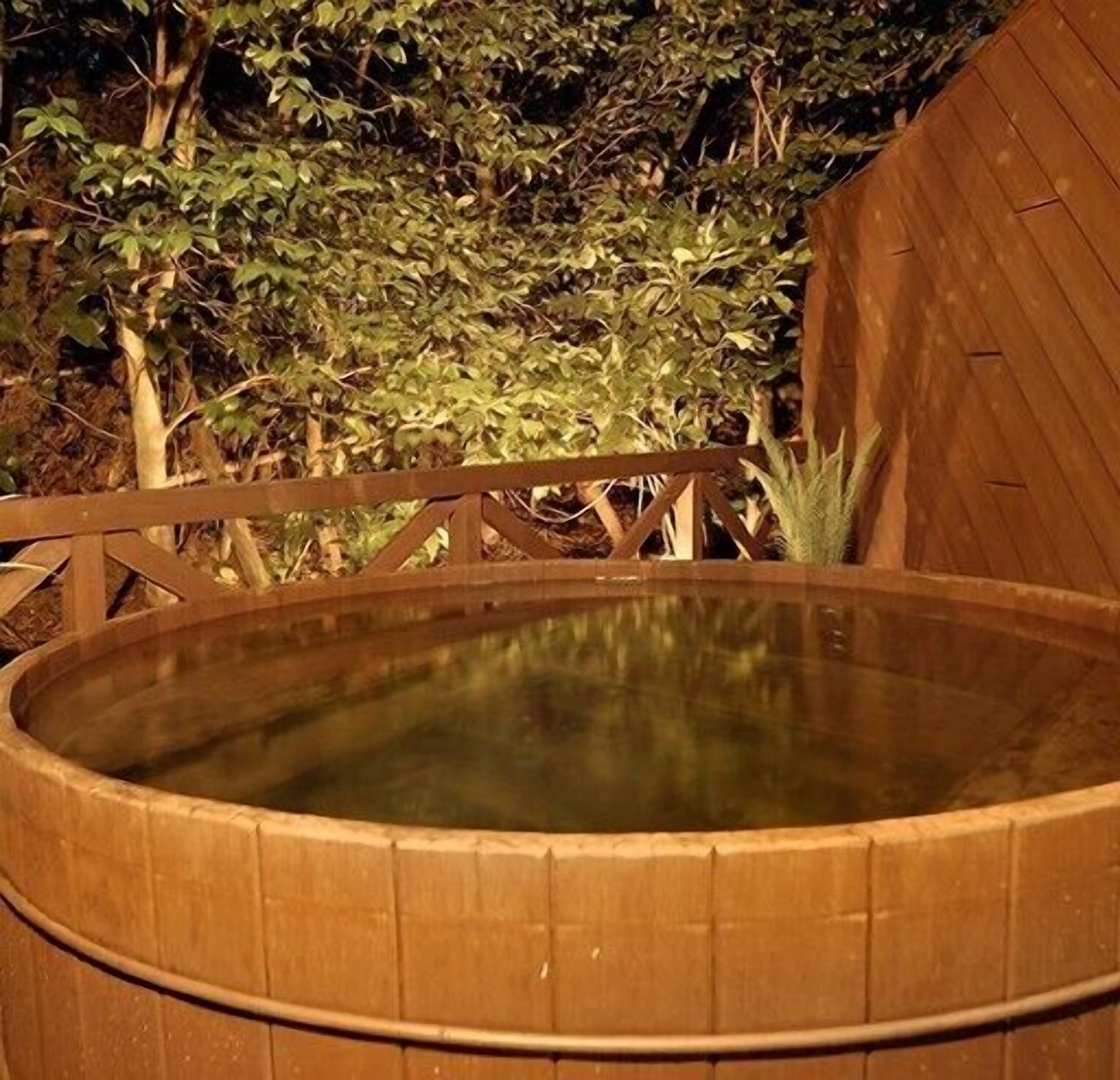 Outdoor spa tub