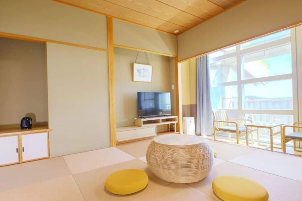 Living area | Flat-screen TV