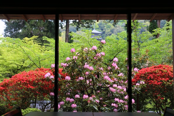 Breakfast, lunch, dinner served; vegetarian cuisine, garden views - Koyokan (Yasugi)