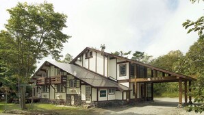 Ein traditionelles japanisches Gebäude mit einer Holzdar Terrasse und einer überdachten Eingangshalle.