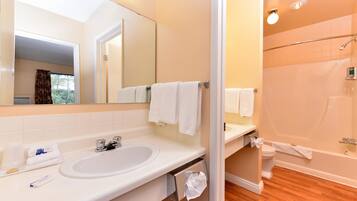 Caixa forta a l'habitació, escriptori i cortines opaques