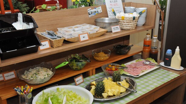 Un bufé con diversos alimentos y salsas.