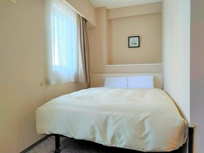 Työpöytä, ilmainen kiinteä internetyhteys, vuodevaatteet