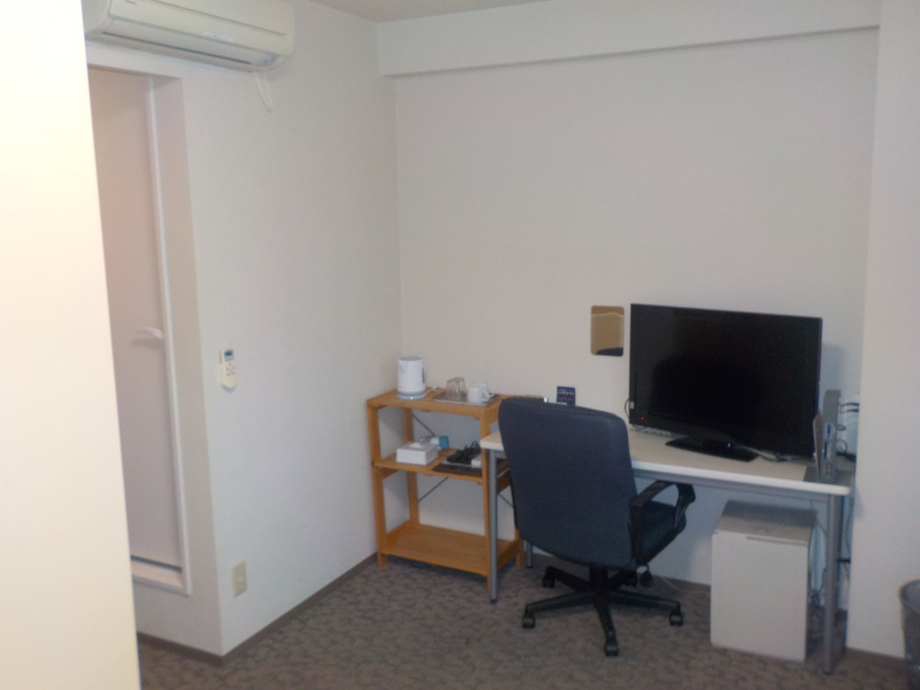 desk, free wired internet, bed sheets