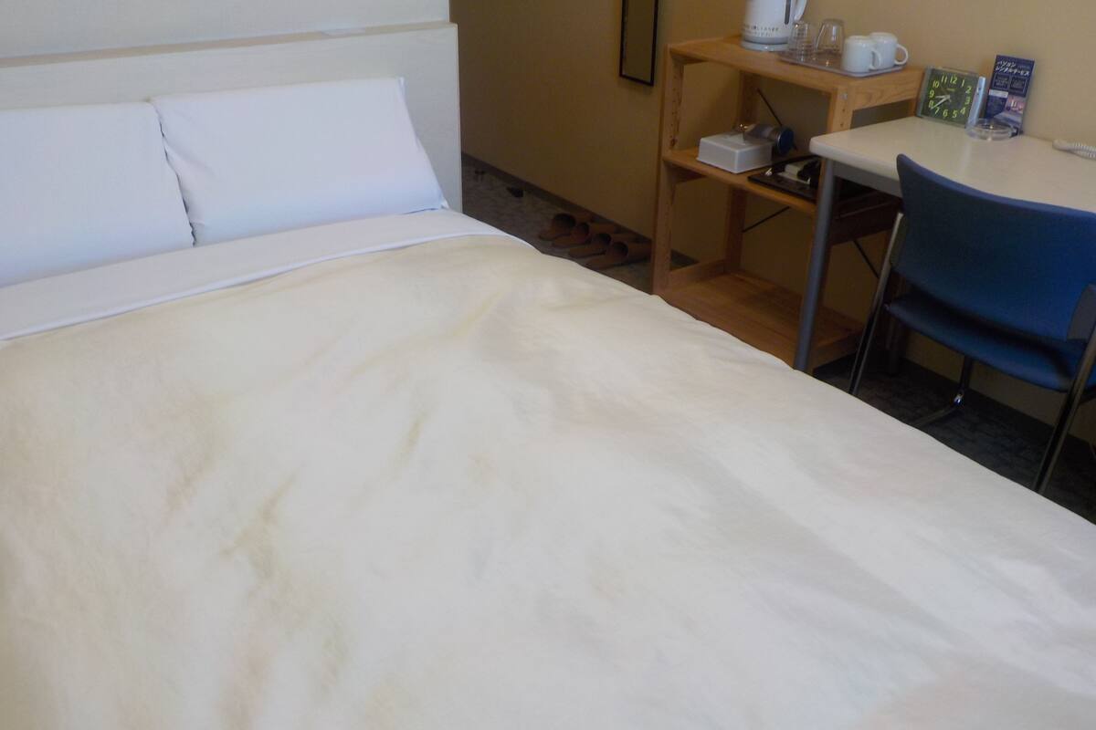 desk, free wired internet, bed sheets