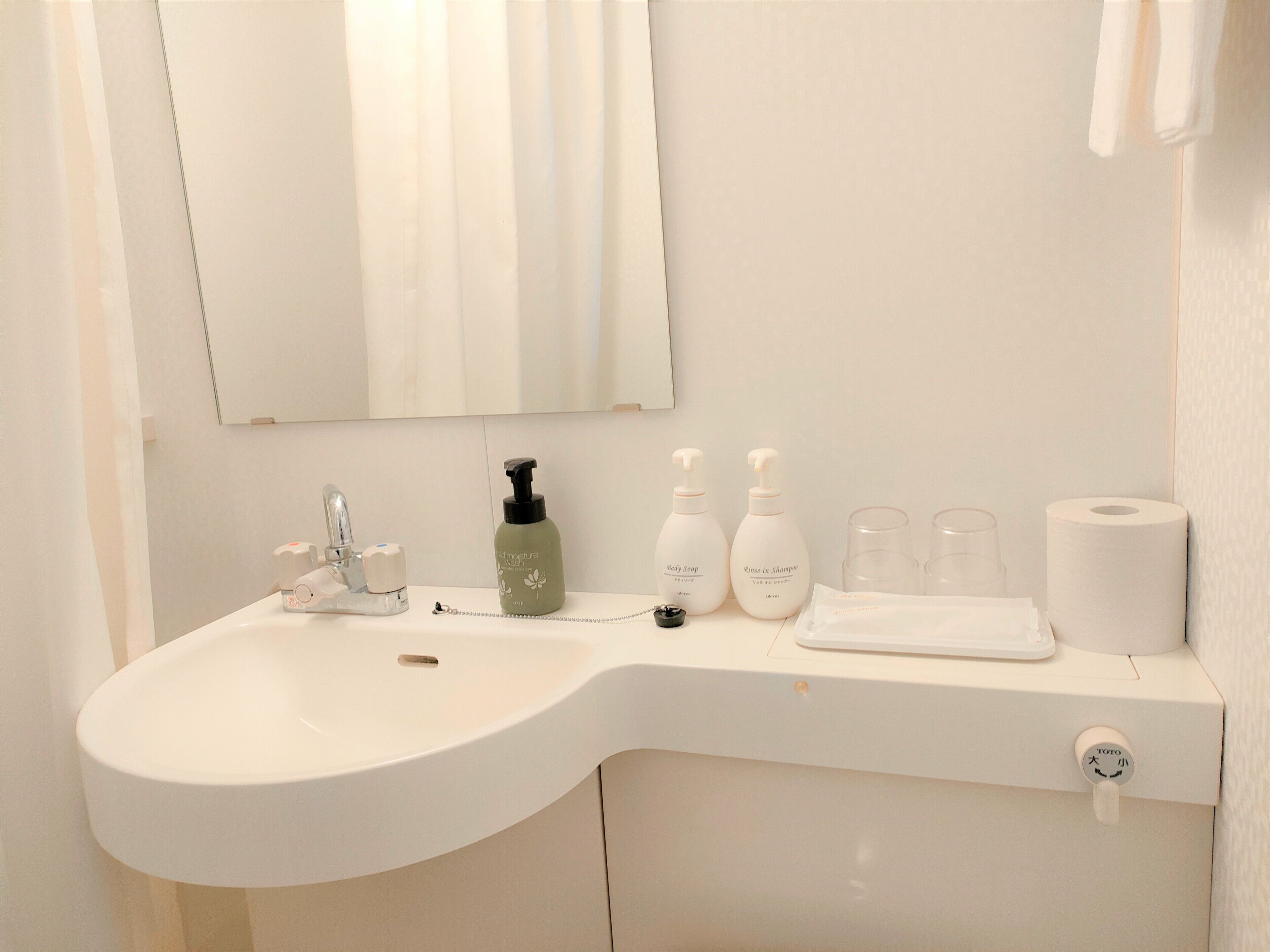 combined shower/bathtub, free toiletries, hair dryer, slippers