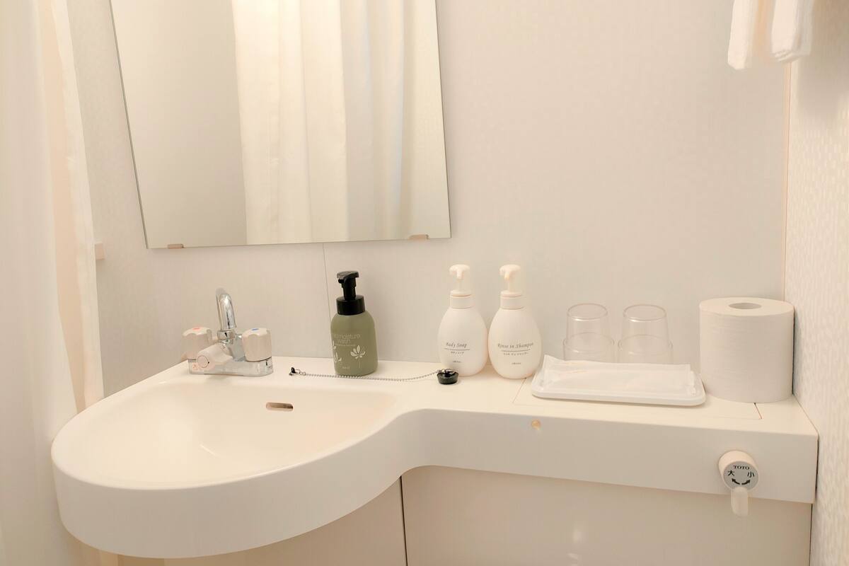 combined shower/bathtub, free toiletries, hair dryer, slippers