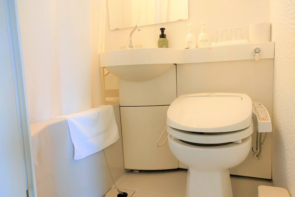 desk, free wired internet, bed sheets