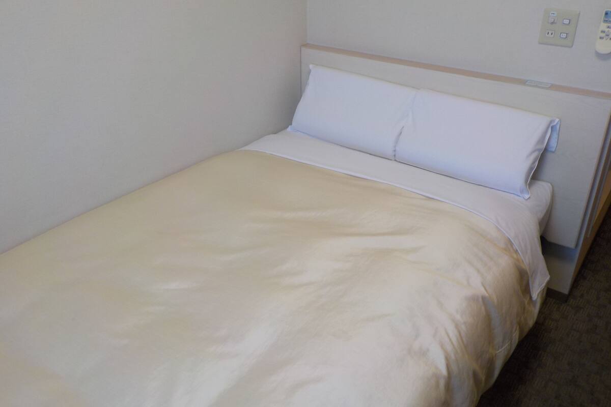 desk, free wired internet, bed sheets