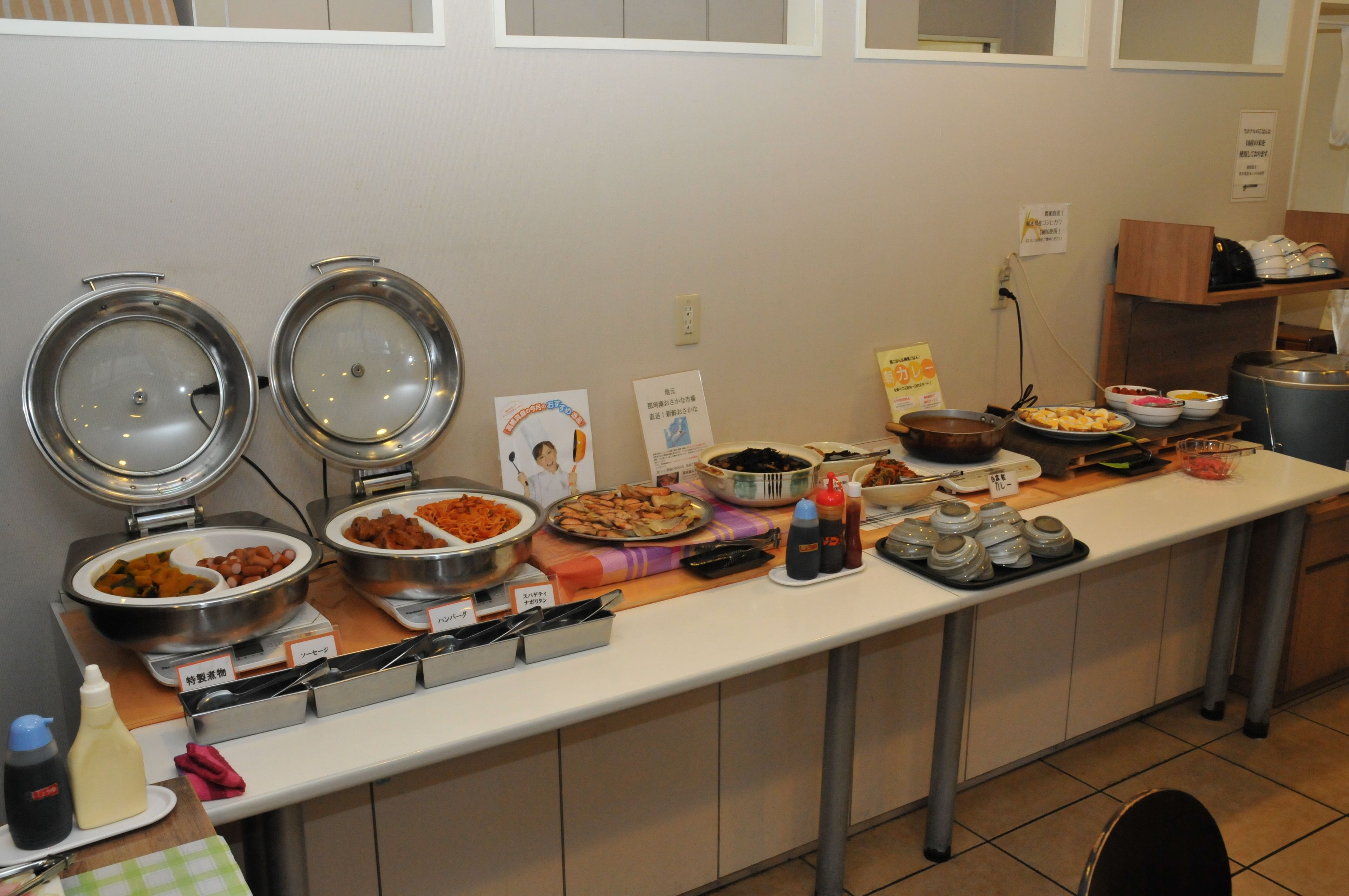 Un buffet proposant une variété de plats et d'accompagnements.