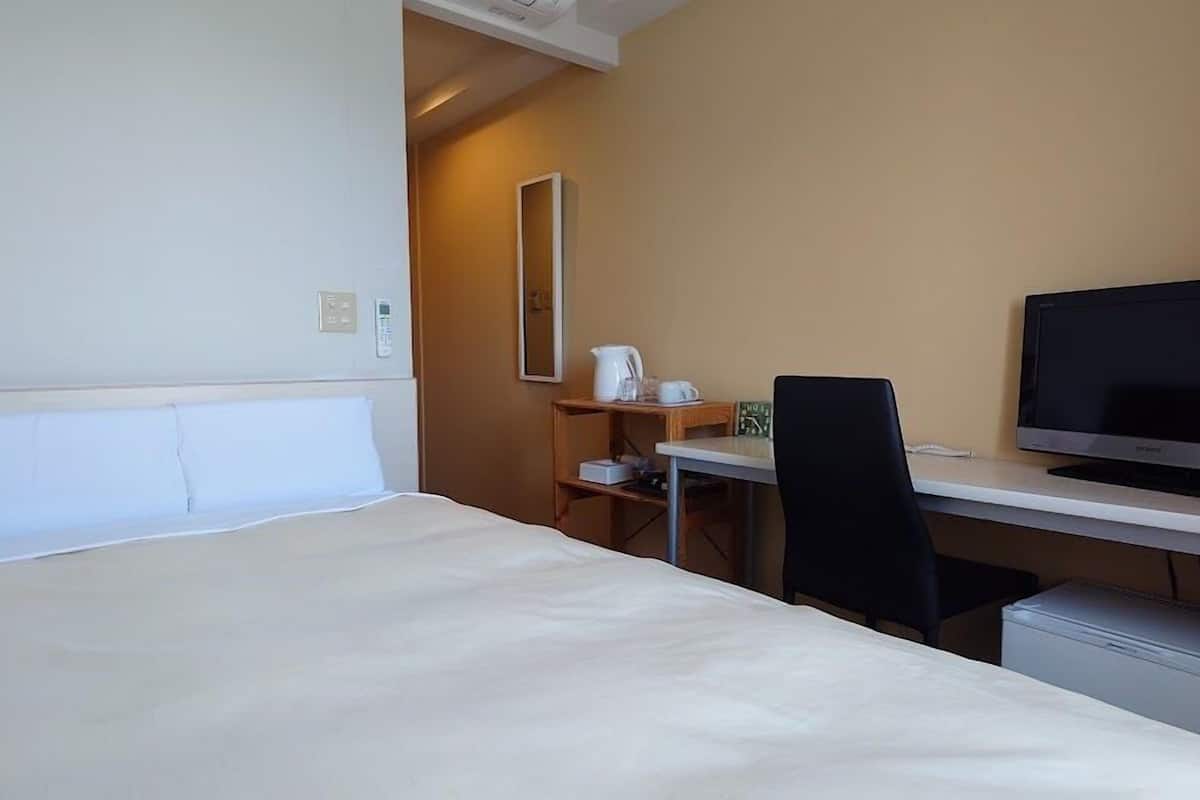 Escritorio, internet por cable gratis y ropa de cama