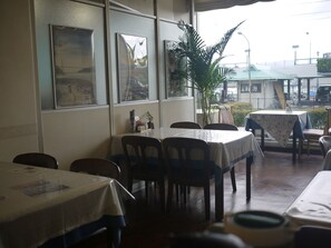 تقديم الإفطار والغداء والعشاء