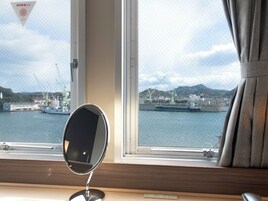 Escritorio, wifi gratis y ropa de cama 