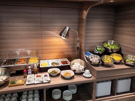 Café da manhã com buffet todos os dias mediante uma taxa