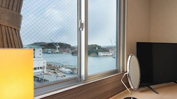 Twin Room, Non Smoking (Free parking) | Desk, free WiFi, bed sheets