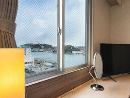 Escritorio, wifi gratis y ropa de cama