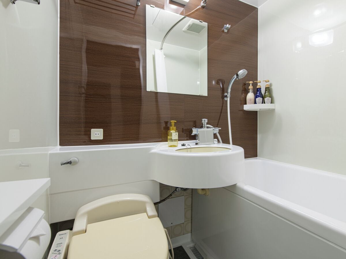 Une salle de bain moderne avec une baignoire, un lavabo et un miroir.