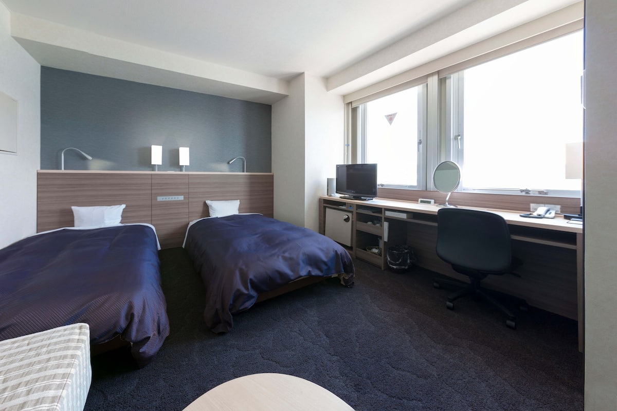 Twin kamer, niet-roken (Ocean Side, Free parking) | Een bureau, gratis wifi, beddengoed