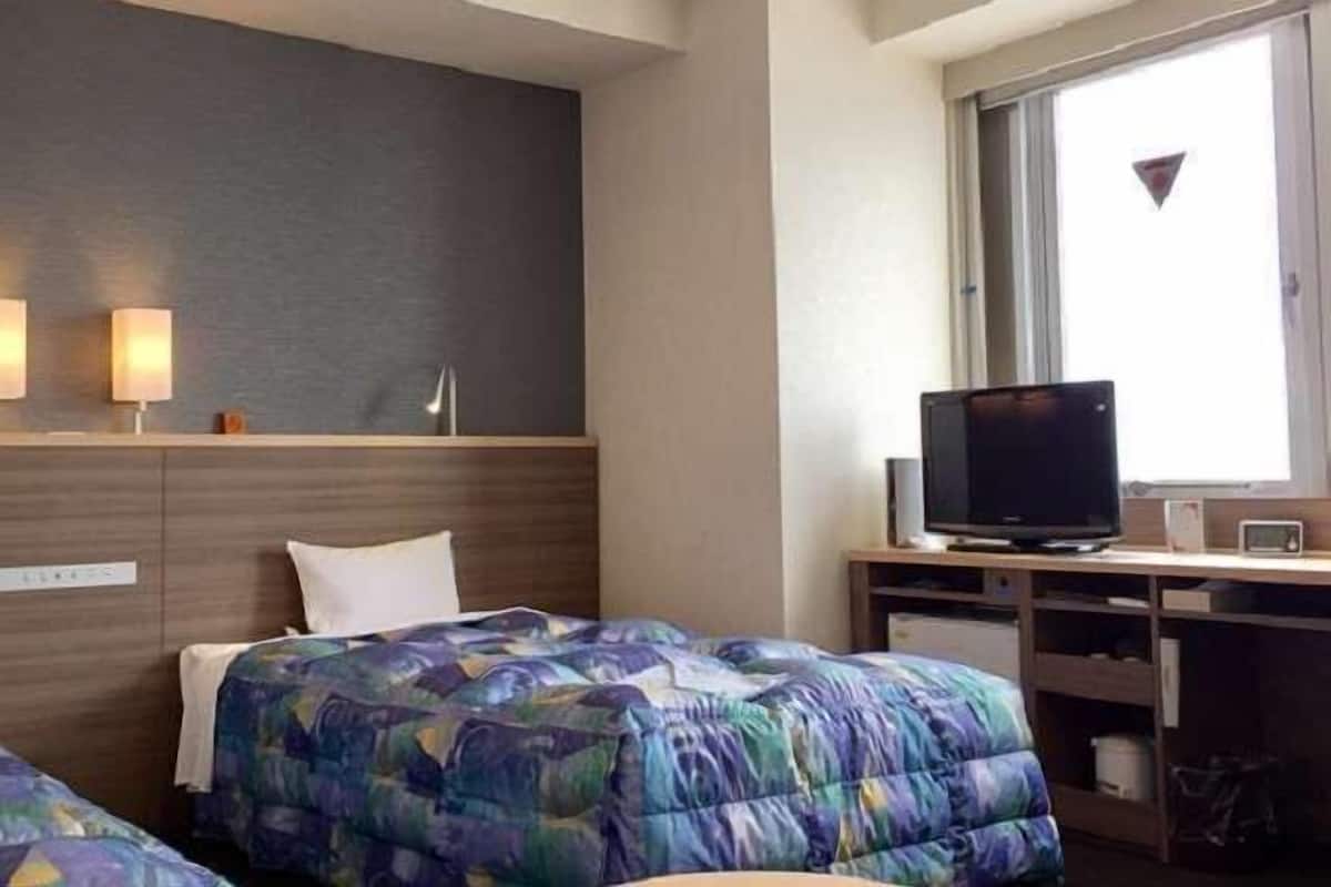 Een bureau, gratis wifi, beddengoed