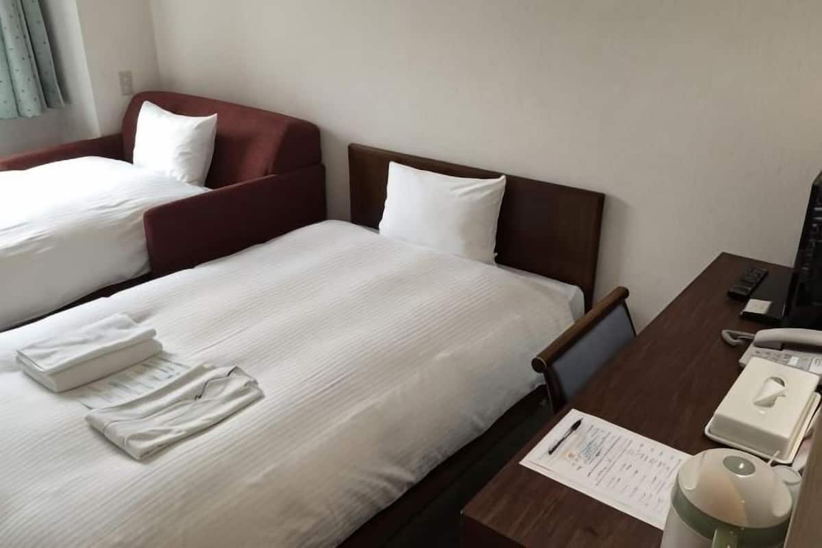 Tabla de planchar con plancha, wifi gratis y ropa de cama