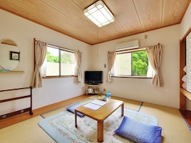 Japanese Style Room For 2 People | Desk, WiFi (free)