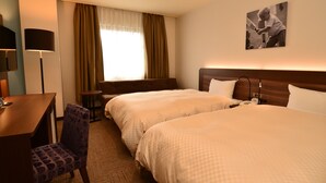 A hotel room with two beds, a desk, a chair, a lamp, a window with curtains, and a wall-mounted picture. - Hotel Sunroute Sano (Sano)