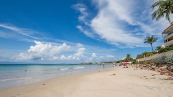 En la playa, camastros y toallas de playa 