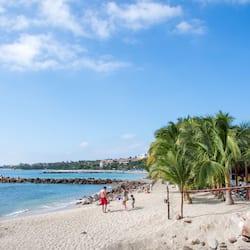 Trên bãi biển, ghế dài tắm nắng, khăn tắm biển