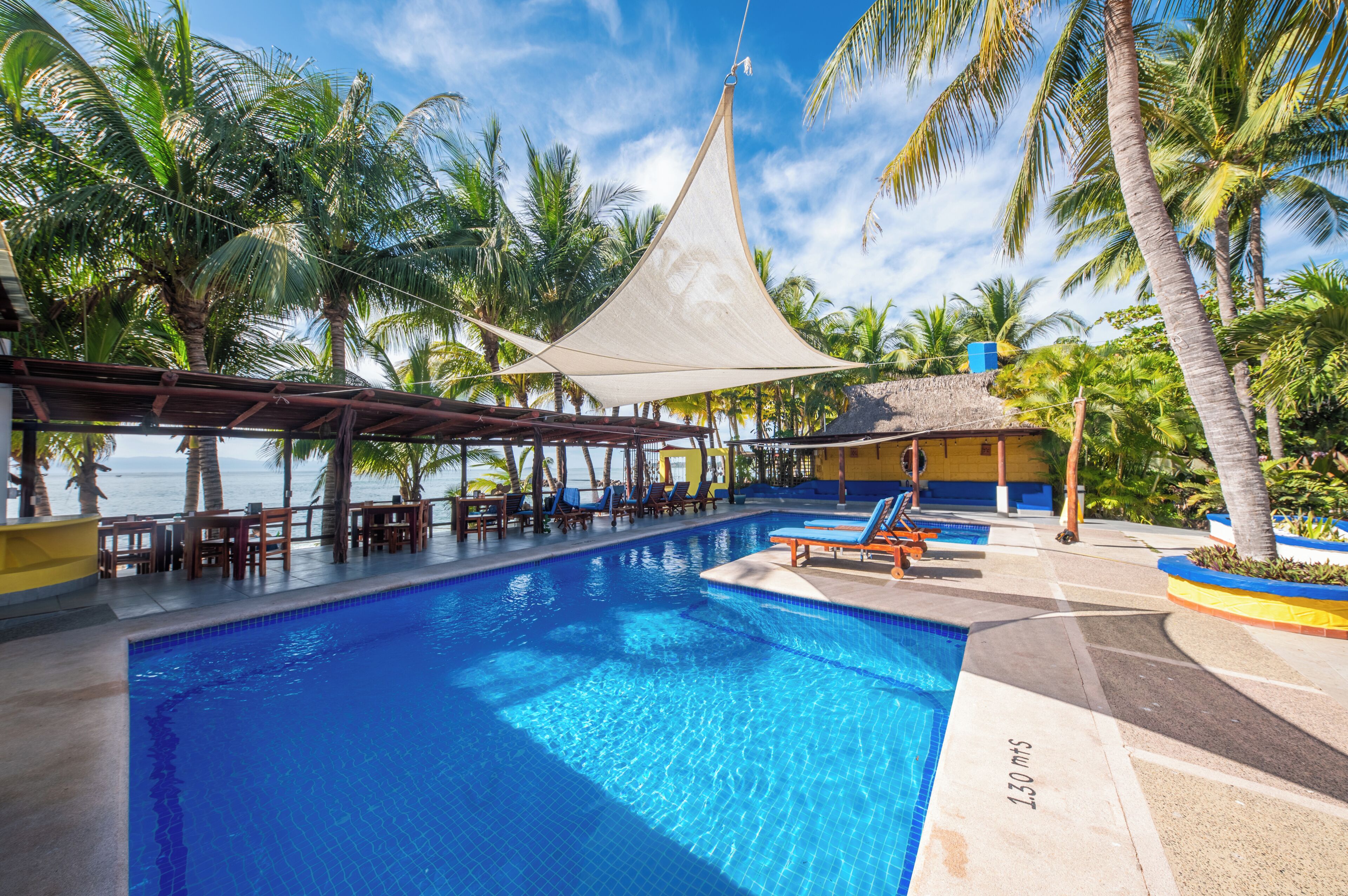 Piscine extérieure, chaises longues