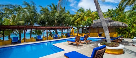 Piscine extérieure, accÚs possible de 9 h à 21 h, chaises longues