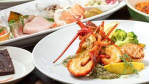 A variety of dishes including lobster, seafood, and vegetables on a dining table. - Hotel Forest Hills Nasu With Dogs (Nasu)