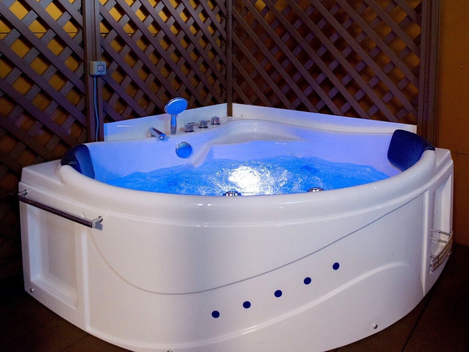 Indoor spa tub