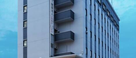 Fassade der Unterkunft – Abend/Nacht