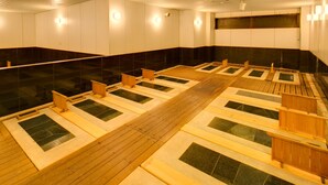 A sauna with multiple wooden benches and tiled floors. - Hotel Sunroute Tochigi (Tochigi)