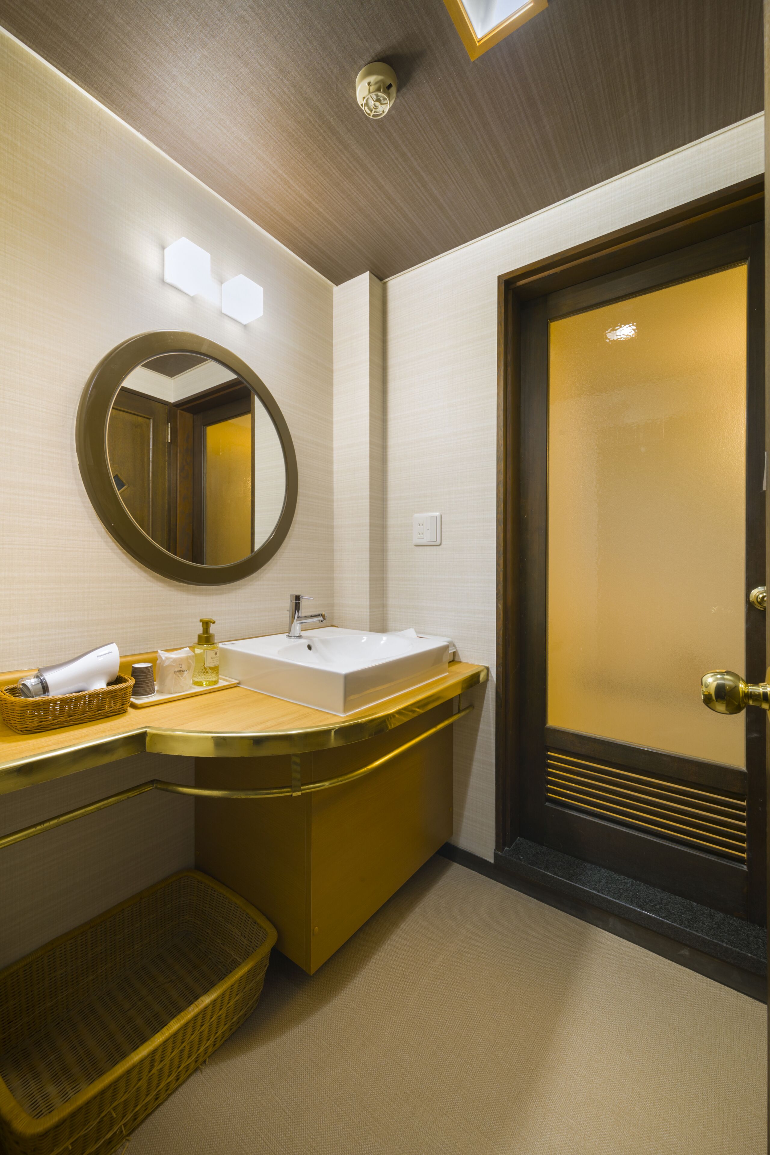 japanese style twin  room | bathroom | combined shower/bathtub, free toiletries, hair dryer, slippers