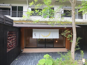 ด้านหน้าที่พัก