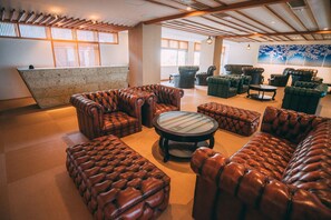 薄型テレビ、DVD プレーヤー