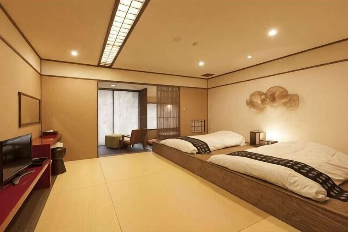 In-room safe, desk, free WiFi