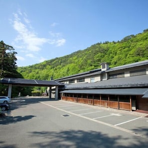 A building with a parking lot and a covered walkway.