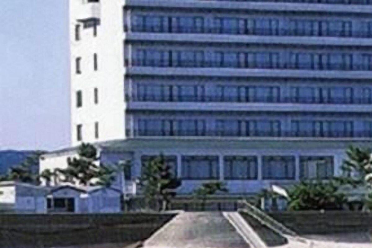 Un hotel de varios pisos con techo plano y vistas a la playa.