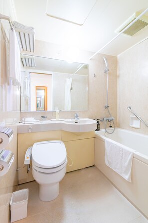 Combined shower/bathtub, free toiletries, hair dryer, slippers - Bright Park Hotel (Kochi)