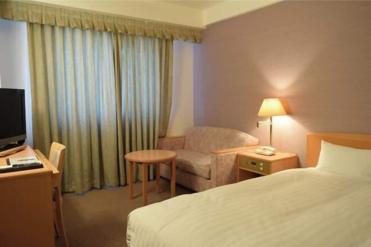 In-room safe, desk, soundproofing, free WiFi