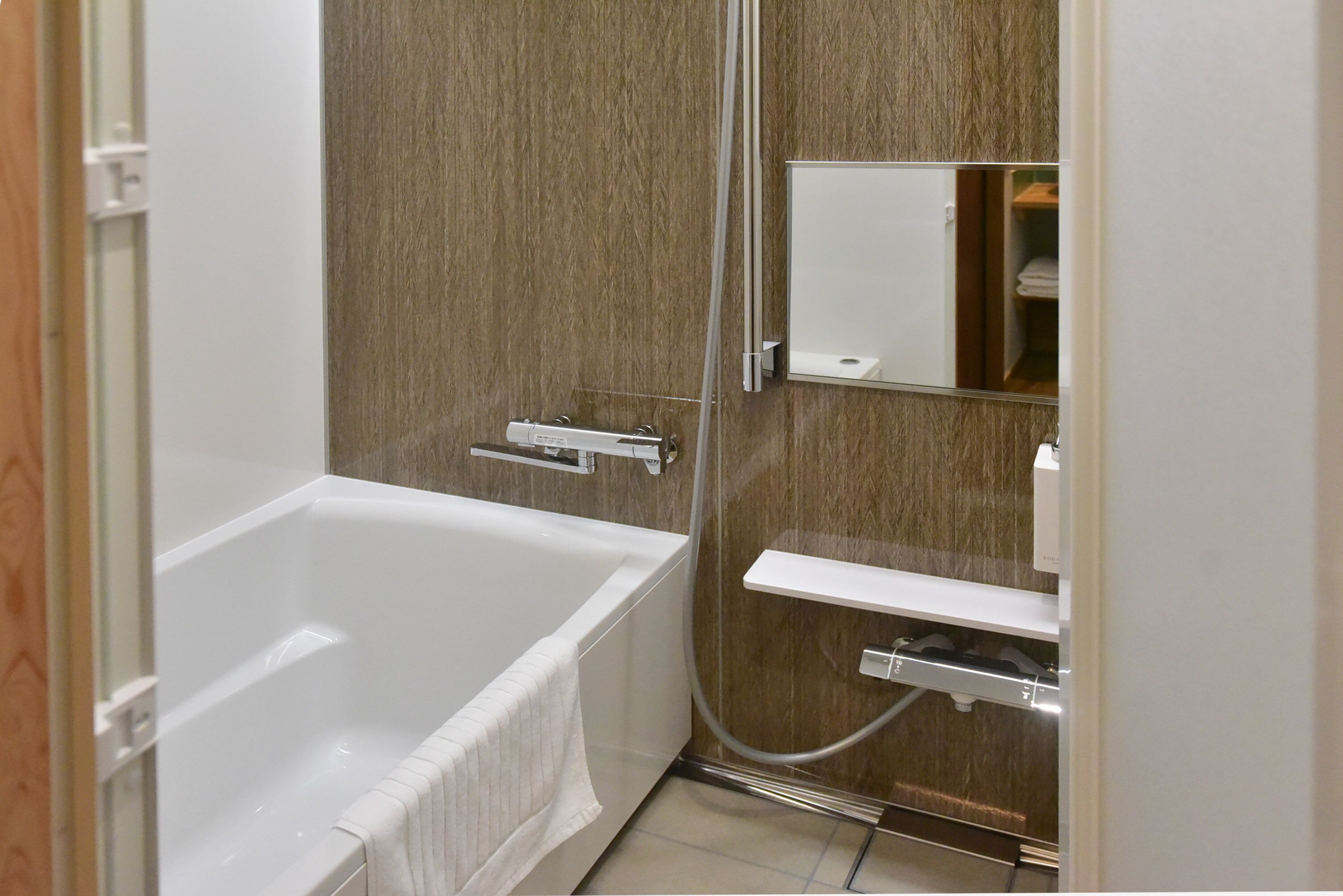 Comfort Room | Bathroom | Combined shower/tub, deep soaking tub, towels