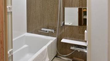Comfort Room | Bathroom | Combined shower/tub, deep soaking tub, towels