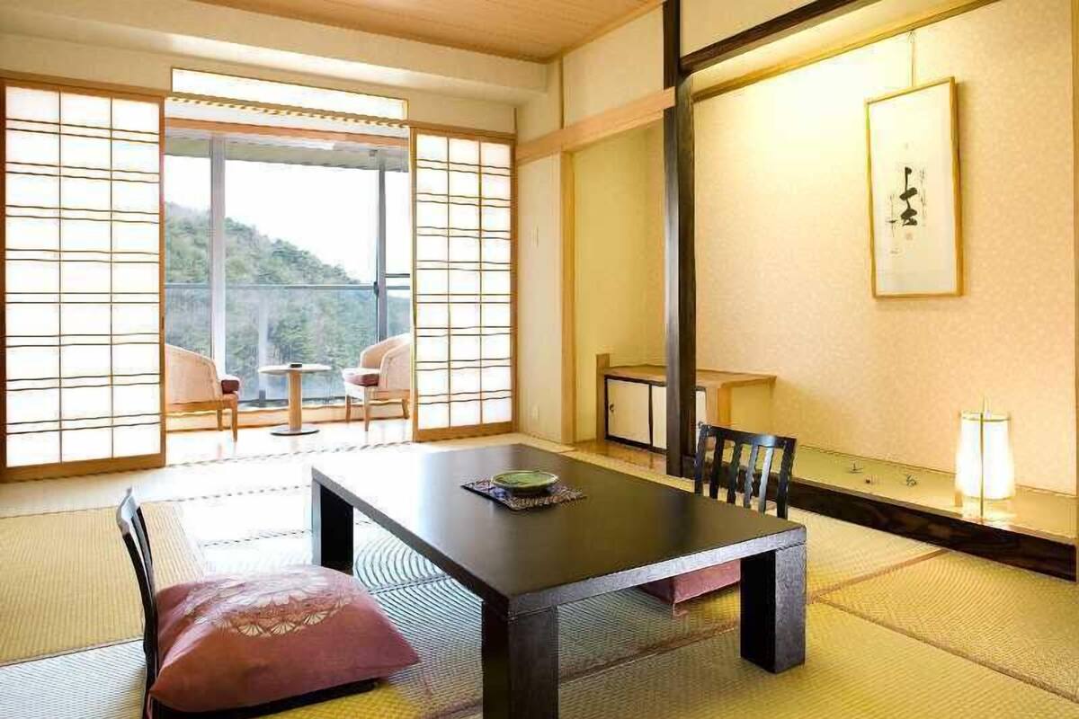 In-room safe, WiFi (free)
