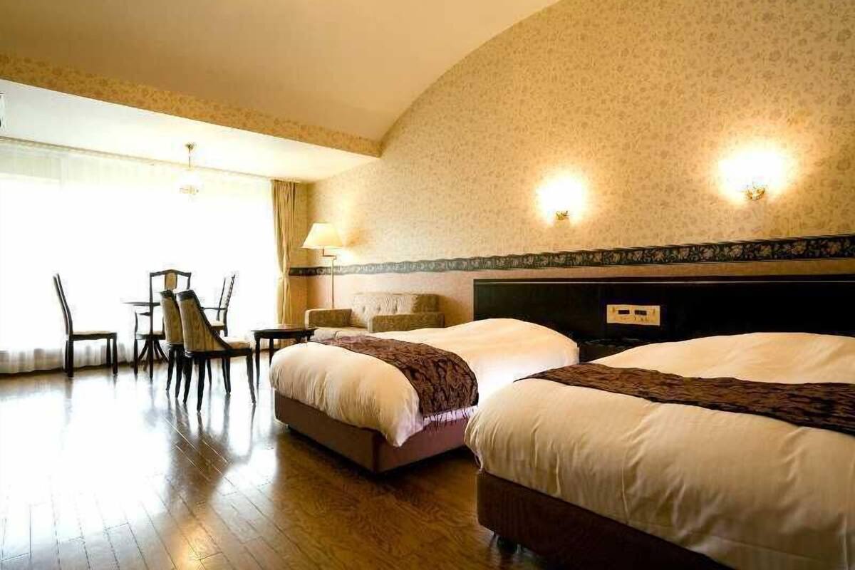 In-room safe, WiFi (free)