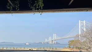 Vista de un puente y una masa de agua desde el interior de un edificio.